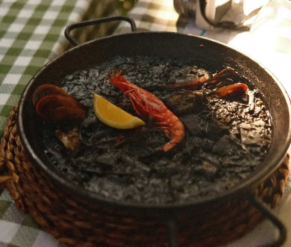 Tipico arroz negro en una sarten