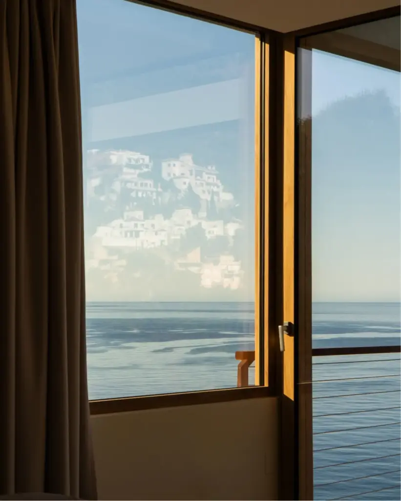 Reflejo de pueblo costero en la ventana